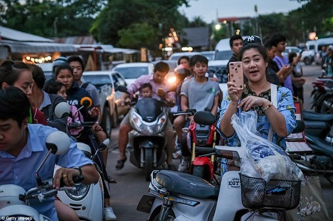 Video, Ảnh: Thái Lan mở tiệc xuyên đêm mừng chiến dịch giải cứu đội bóng nhí - Ảnh 3.