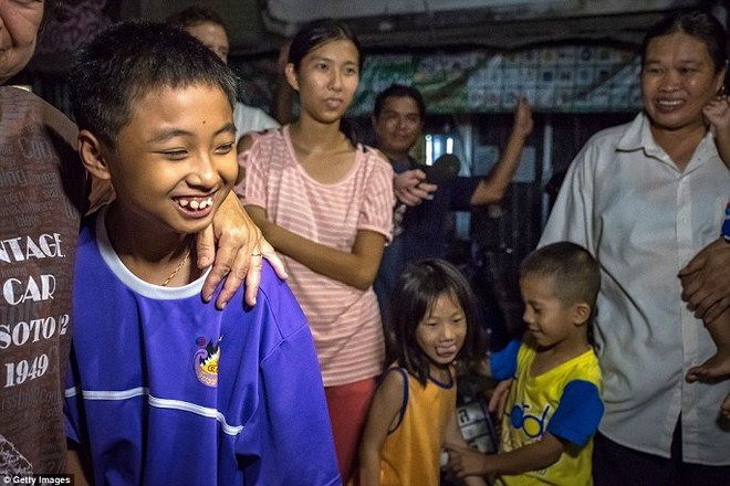 Video, Ảnh: Thái Lan mở tiệc xuyên đêm mừng chiến dịch giải cứu đội bóng nhí - Ảnh 4.