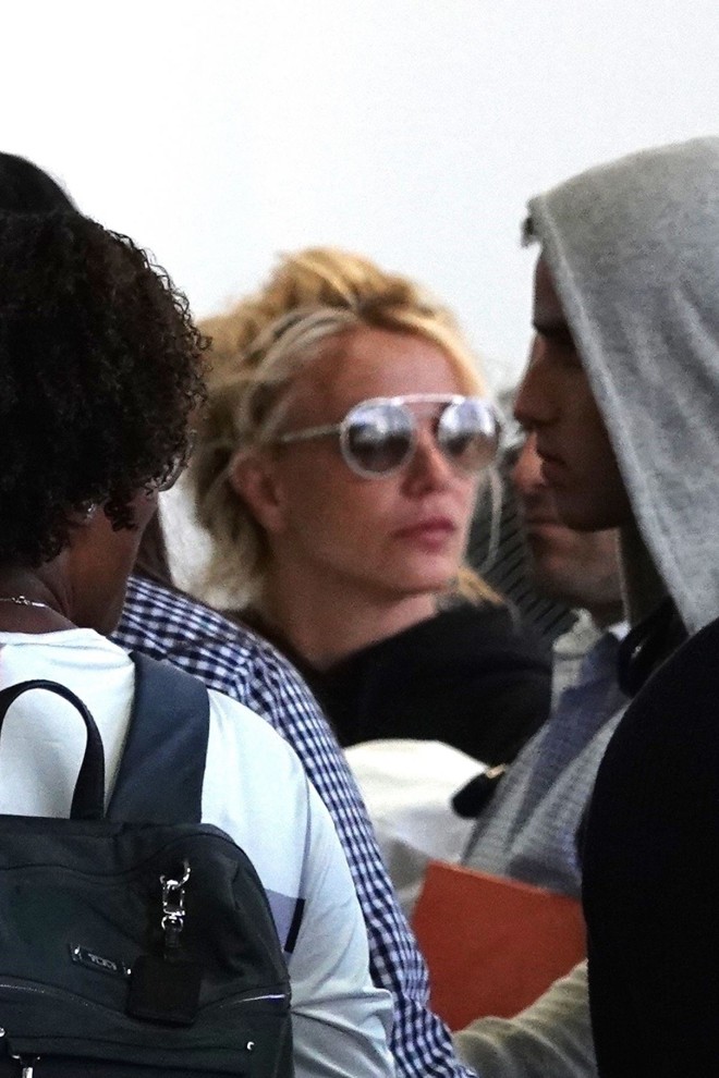 Xuề x&ograve;a hết sức ra s&acirc;n bay, Britney Spears bị netizen H&agrave;n d&igrave;m h&agrave;ng tơi tả - Ảnh 2.