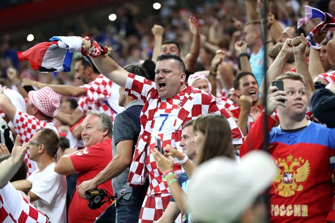 CĐV Croatia mừng phát điên khi đội nhà lần đầu tiên vào chung kết World Cup - Ảnh 6.