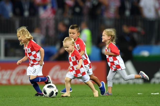 CĐV Croatia mừng phát điên khi đội nhà lần đầu tiên vào chung kết World Cup - Ảnh 13.