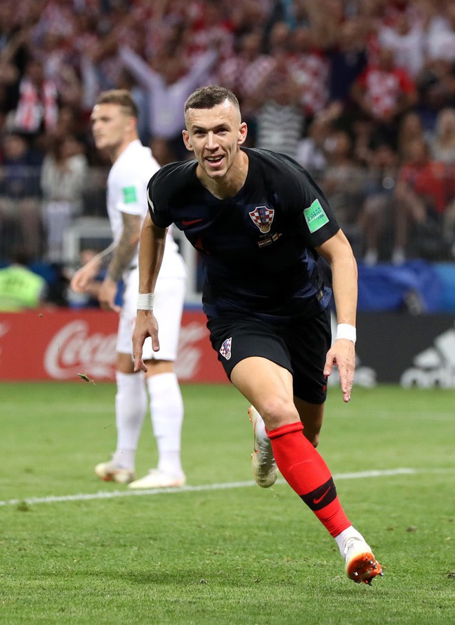CĐV Croatia mừng phát điên khi đội nhà lần đầu tiên vào chung kết World Cup - Ảnh 5.