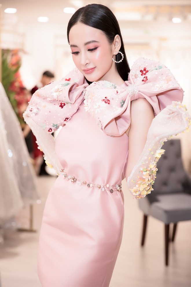 Angela Phương Trinh nổi bật với cây hồng, cùng găng tay đính hoa đi sự kiện - Ảnh 5.