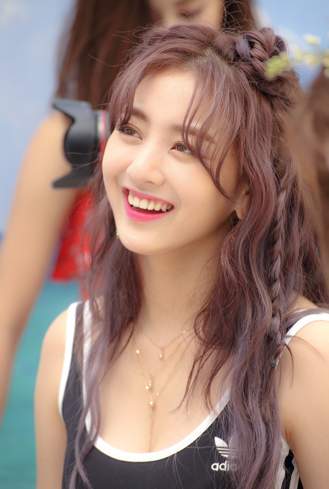Ai rồi cũng kh&aacute;c, TWICE lột x&aacute;c từ ng&acirc;y thơ sang sexy bỏng mắt dưới nắng h&egrave; - Ảnh 7.