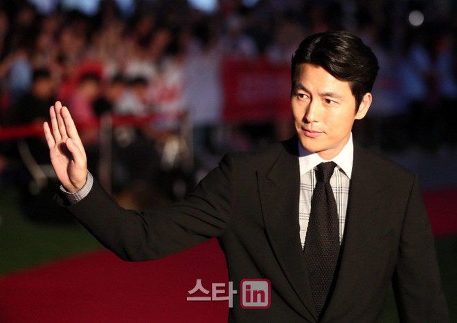 Thảm đỏ g&acirc;y sốc nhất 2018: N&agrave;ng cỏ tuột dốc thảm hại b&ecirc;n d&agrave;n t&agrave;i tử VIP, qu&acirc;n đo&agrave;n sao nữ v&ocirc; danh tranh nhau hở bạo - Ảnh 15.