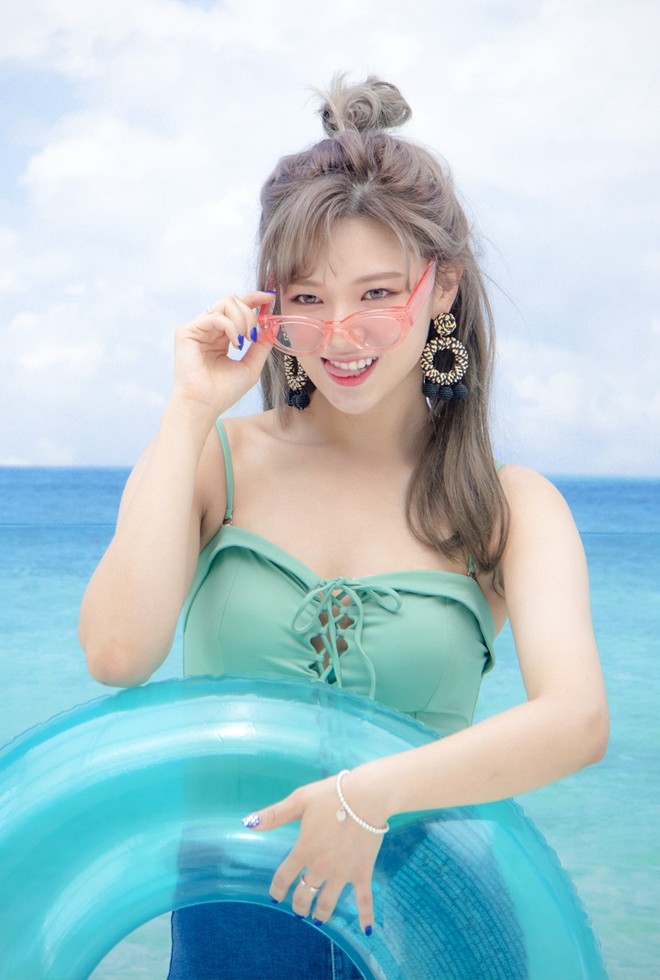 Ai rồi cũng kh&aacute;c, TWICE lột x&aacute;c từ ng&acirc;y thơ sang sexy bỏng mắt dưới nắng h&egrave; - Ảnh 2.