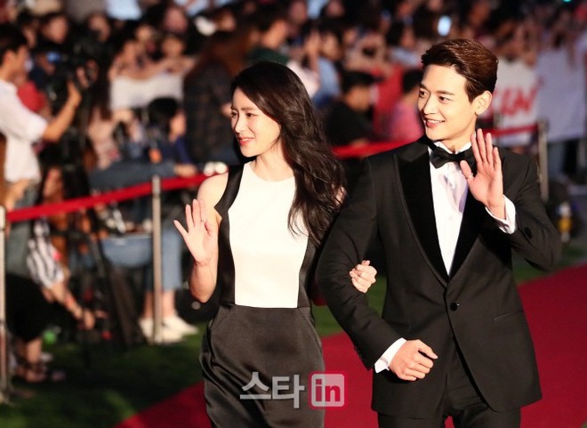 Thảm đỏ g&acirc;y sốc nhất 2018: N&agrave;ng cỏ tuột dốc thảm hại b&ecirc;n d&agrave;n t&agrave;i tử VIP, qu&acirc;n đo&agrave;n sao nữ v&ocirc; danh tranh nhau hở bạo - Ảnh 6.