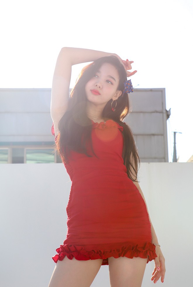 Ai rồi cũng kh&aacute;c, TWICE lột x&aacute;c từ ng&acirc;y thơ sang sexy bỏng mắt dưới nắng h&egrave; - Ảnh 11.
