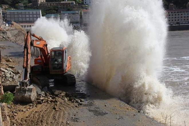 Ảnh: B&atilde;o Maria dữ dội tấn c&ocirc;ng Trung Quốc - Ảnh 2.