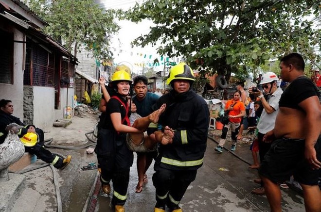 Ảnh: Cảnh tượng đau lòng trong những khu ổ chuột bị thiêu rụi ở Philippines - Ảnh 10.