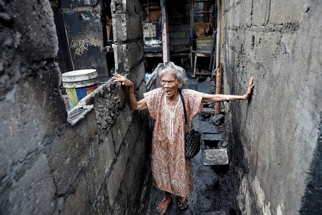 Ảnh: Cảnh tượng đau lòng trong những khu ổ chuột bị thiêu rụi ở Philippines - Ảnh 15.