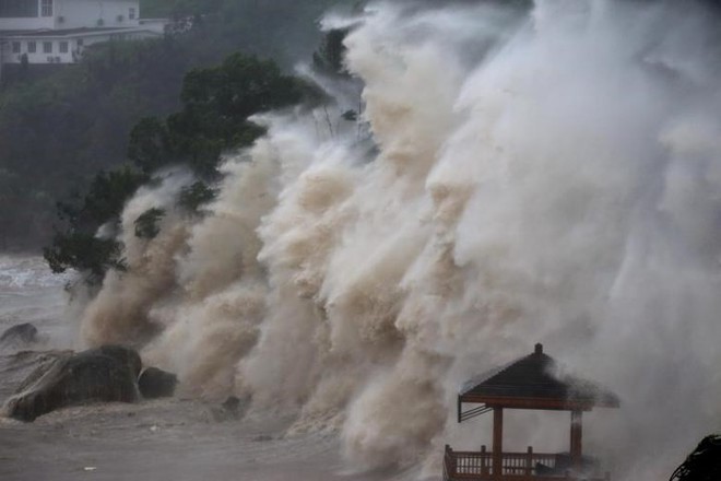 Ảnh: B&atilde;o Maria dữ dội tấn c&ocirc;ng Trung Quốc - Ảnh 3.