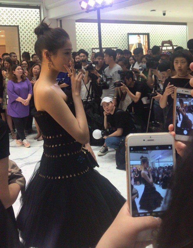 Không cần photoshop, bạn gái Luhan đẹp không tì vết bất chấp cả camera thường - Ảnh 16.