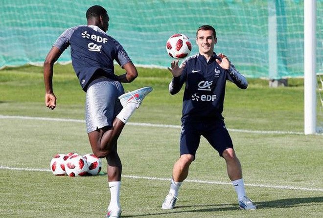 Griezmann v&agrave; Pogba tập l&agrave;m thủ m&ocirc;n trước trận chung kết World Cup 2018 - Ảnh 4.
