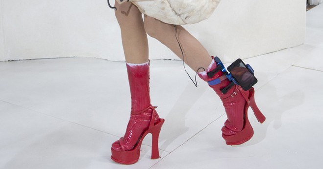Thời trang khó đỡ thời công nghệ: Dùng luôn giá đỡ kẹp iPhone ở chân để khoe độ chất - Ảnh 1.