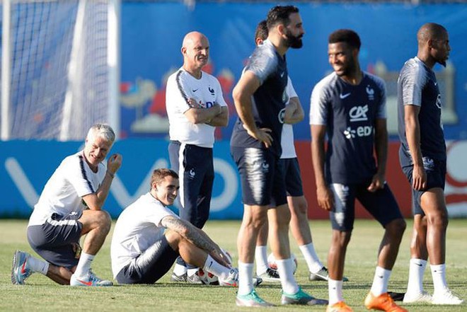 Griezmann v&agrave; Pogba tập l&agrave;m thủ m&ocirc;n trước trận chung kết World Cup 2018 - Ảnh 1.