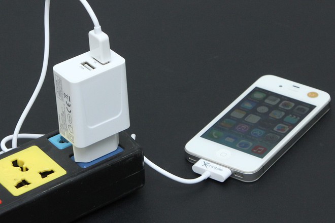 Ngủ đ&egrave; l&ecirc;n chiếc iPhone đang sạc, c&ocirc; g&aacute;i xui xẻo bị bỏng đến thủng cả 1 lỗ tr&ecirc;n tay - Ảnh 2.