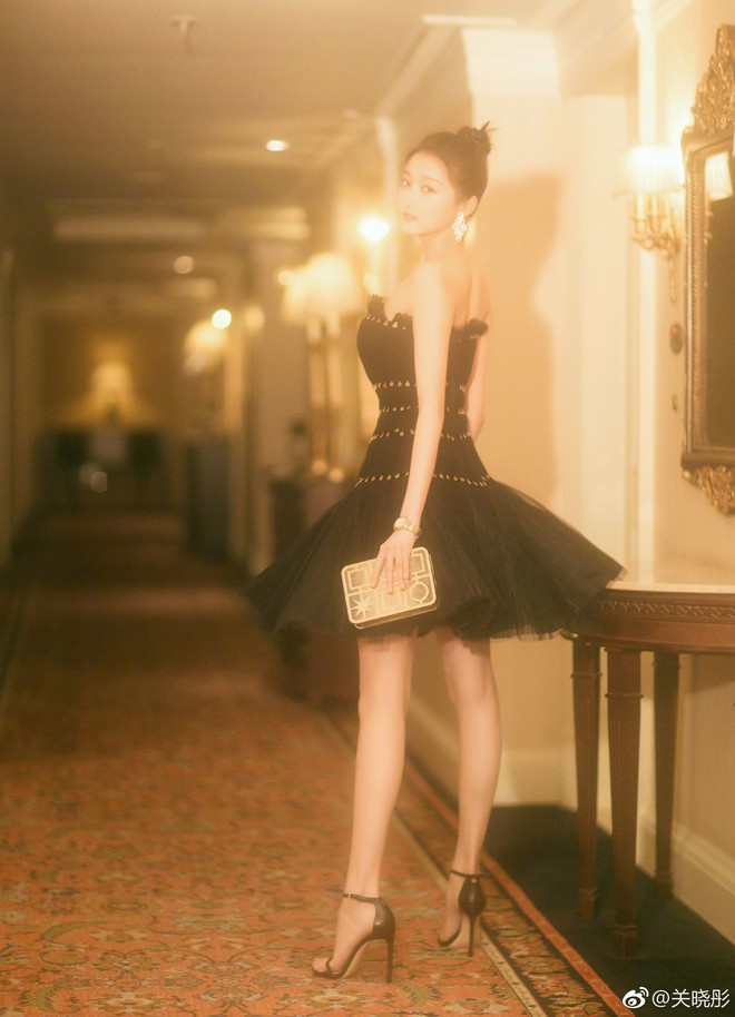 Không cần photoshop, bạn gái Luhan đẹp không tì vết bất chấp cả camera thường - Ảnh 1.