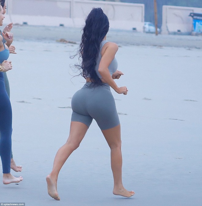 Đã là mẹ 3 con, Kim Kardashian vẫn cực bốc lửa khi khoe dáng trên bãi biển - Ảnh 11.