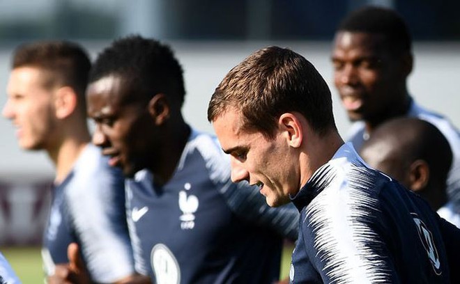 Griezmann v&agrave; Pogba tập l&agrave;m thủ m&ocirc;n trước trận chung kết World Cup 2018 - Ảnh 2.