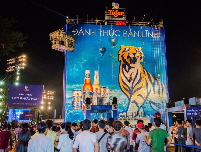 Á hậu Mâu Thủy “đặt gạch” so gân cùng fan Đà Nẵng trên bức tường cao kỷ lục Việt Nam - Ảnh 8.