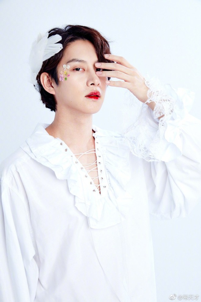 Th&aacute;nh lầy Kim Hee Chul lại khiến fan cười n&aacute; thở v&igrave; m&aacute;i t&oacute;c si&ecirc;u đặc biệt tại s&acirc;n bay - Ảnh 4.