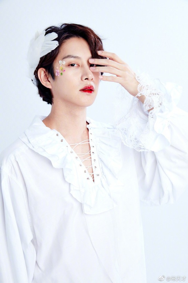 Thánh lầy Kim Hee Chul lại khiến fan cười ná thở vì mái tóc siêu đặc biệt tại sân bay - Ảnh 4.