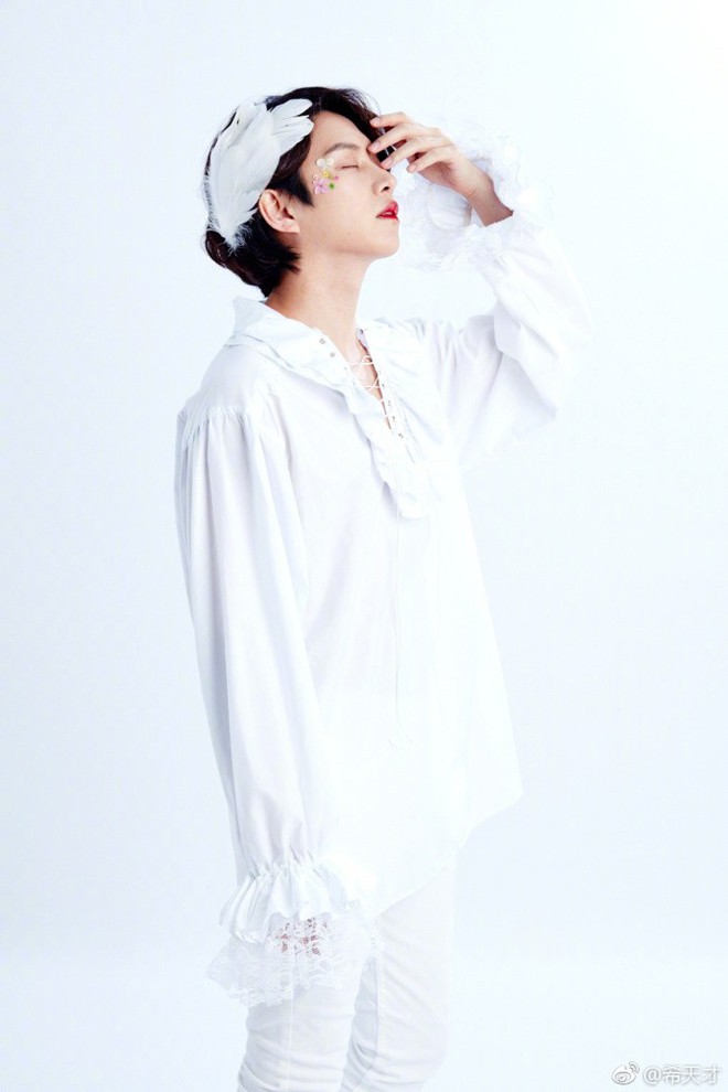 Th&aacute;nh lầy Kim Hee Chul lại khiến fan cười n&aacute; thở v&igrave; m&aacute;i t&oacute;c si&ecirc;u đặc biệt tại s&acirc;n bay - Ảnh 5.