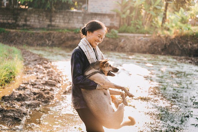 Bộ ảnh về người mẹ tần tảo cùng chú chó cưng trên cánh đồng khiến ai cũng xúc động nhớ về bóng hình thân thương của mẹ - Ảnh 3.