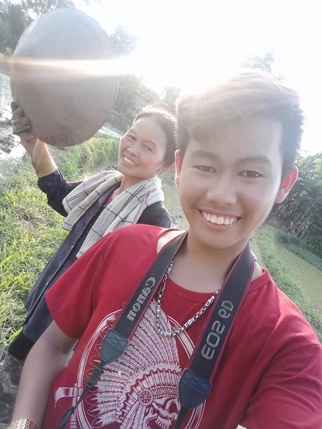 Bộ ảnh về người mẹ tần tảo c&ugrave;ng ch&uacute; ch&oacute; cưng tr&ecirc;n c&aacute;nh đồng khiến ai cũng x&uacute;c động nhớ về b&oacute;ng h&igrave;nh th&acirc;n thương của mẹ - Ảnh 6.
