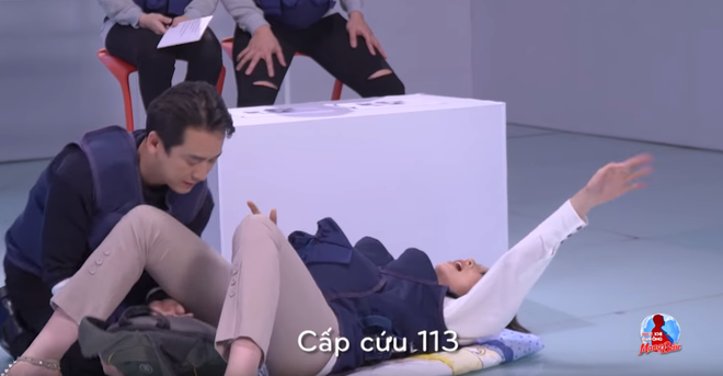 Trấn Th&agrave;nh, Trường Giang nắm tay nhau cười sặc sụa khi Kỳ Duy&ecirc;n nhầm số cấp cứu th&agrave;nh... 113 - Ảnh 5.