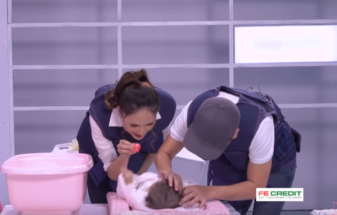 Trấn Th&agrave;nh, Trường Giang nắm tay nhau cười sặc sụa khi Kỳ Duy&ecirc;n nhầm số cấp cứu th&agrave;nh... 113 - Ảnh 2.