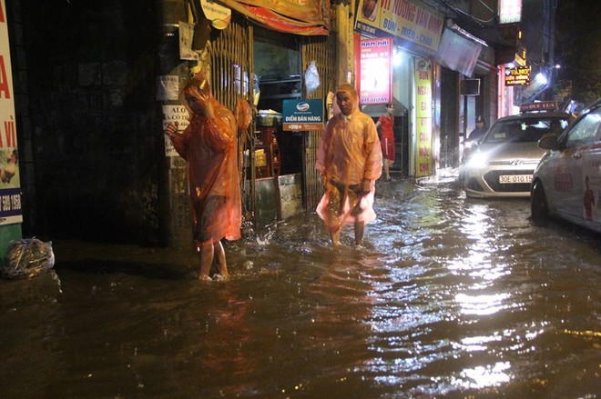 Mưa lớn kéo dài, nhiều tuyến phố Hà Nội ngập sâu trong biển nước - Ảnh 9.