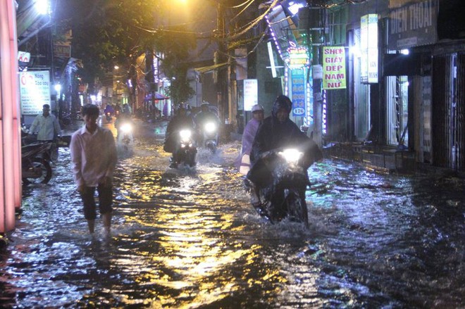 Mưa lớn kéo dài, nhiều tuyến phố Hà Nội ngập sâu trong biển nước - Ảnh 8.