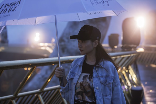 So&aacute;i tỷ Thanh Hằng đội mưa tập catwalk tr&ecirc;n c&acirc;y cầu đặc biệt c&oacute; đ&ocirc;i b&agrave;n tay khổng lồ ở Đ&agrave; Nẵng - Ảnh 6.