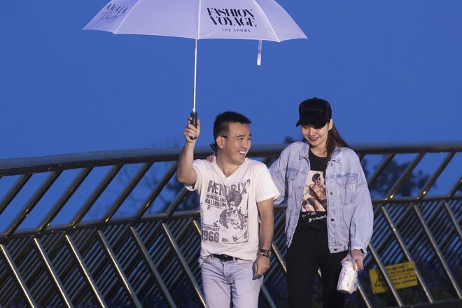 So&aacute;i tỷ Thanh Hằng đội mưa tập catwalk tr&ecirc;n c&acirc;y cầu đặc biệt c&oacute; đ&ocirc;i b&agrave;n tay khổng lồ ở Đ&agrave; Nẵng - Ảnh 8.