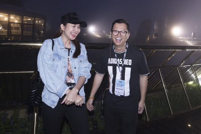 So&aacute;i tỷ Thanh Hằng đội mưa tập catwalk tr&ecirc;n c&acirc;y cầu đặc biệt c&oacute; đ&ocirc;i b&agrave;n tay khổng lồ ở Đ&agrave; Nẵng - Ảnh 7.
