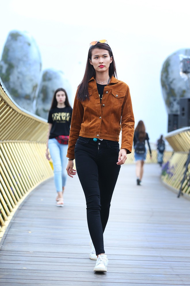 Soái tỷ Thanh Hằng đội mưa tập catwalk trên cây cầu đặc biệt có đôi bàn tay khổng lồ ở Đà Nẵng - Ảnh 11.