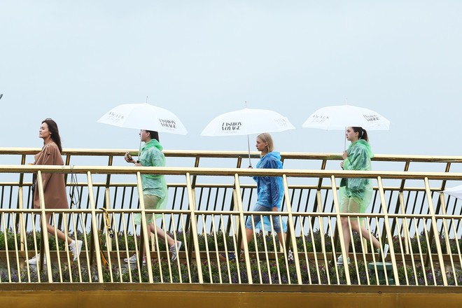 Soái tỷ Thanh Hằng đội mưa tập catwalk trên cây cầu đặc biệt có đôi bàn tay khổng lồ ở Đà Nẵng - Ảnh 13.