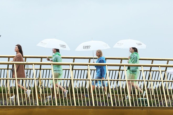 So&aacute;i tỷ Thanh Hằng đội mưa tập catwalk tr&ecirc;n c&acirc;y cầu đặc biệt c&oacute; đ&ocirc;i b&agrave;n tay khổng lồ ở Đ&agrave; Nẵng - Ảnh 13.