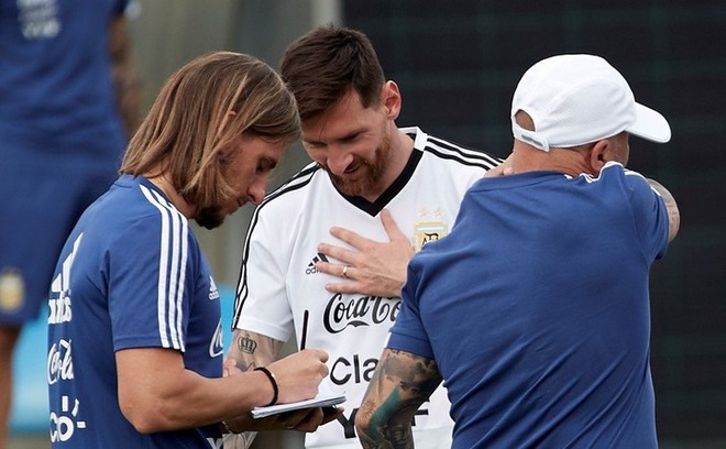 Lộ diện 2 cầu thủ Argentina bị Messi “vùi dập” ở World Cup 2018 - Ảnh 1.