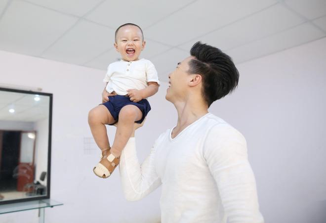 Clip: Chưa đầy 2 tuổi nhưng con trai Quốc Nghiệp đ&atilde; c&ugrave;ng bố diễn xiếc đầy th&agrave;nh thục  - Ảnh 2.