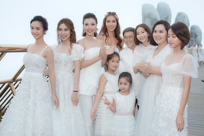 Dàn mỹ nhân Tháng năm rực rỡ diện váy mỏng trên độ cao 1.400m, cùng catwalk cho NTK Chung Thanh Phong - Ảnh 1.