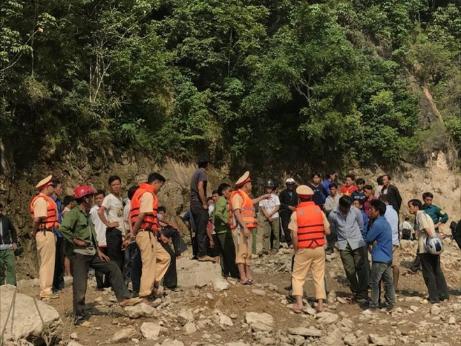 Lật thuyền chở 9 người ở Lai Châu, 3 người đang mất tích - Ảnh 2. Lật thuyền chở 9 người ở Lai Châu, 3 người đang mất tích - Ảnh 2.