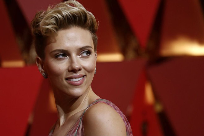 Scarlett Johansson rời bỏ vai diễn chuyển giới sau khi nhận đủ gạch đá từ cộng đồng LGBT - Ảnh 1.