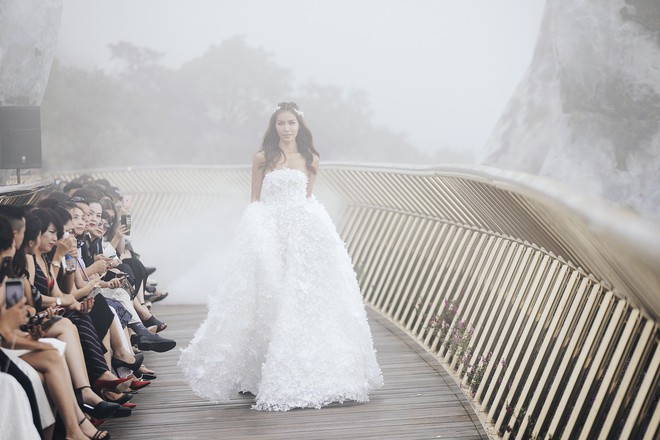 Dàn mỹ nhân Tháng năm rực rỡ diện váy mỏng trên độ cao 1.400m, cùng catwalk cho NTK Chung Thanh Phong - Ảnh 14.
