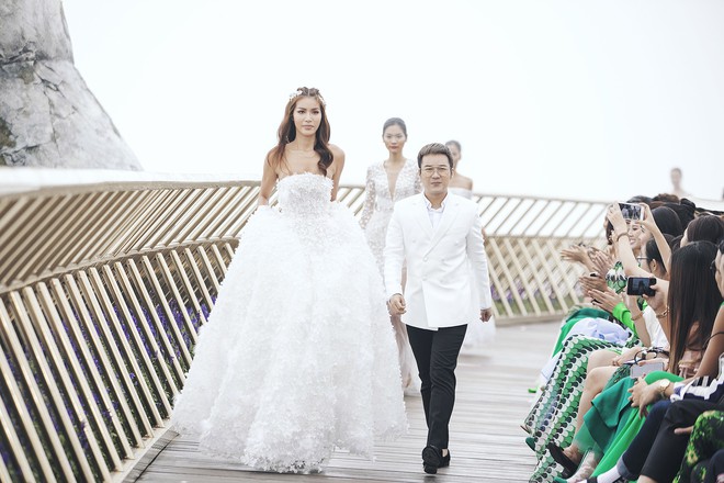 Dàn mỹ nhân Tháng năm rực rỡ diện váy mỏng trên độ cao 1.400m, cùng catwalk cho NTK Chung Thanh Phong - Ảnh 15.