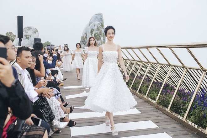 Dàn mỹ nhân Tháng năm rực rỡ diện váy mỏng trên độ cao 1.400m, cùng catwalk cho NTK Chung Thanh Phong - Ảnh 4.