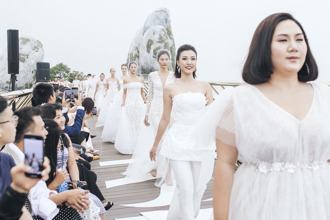 Dàn mỹ nhân Tháng năm rực rỡ diện váy mỏng trên độ cao 1.400m, cùng catwalk cho NTK Chung Thanh Phong - Ảnh 5.