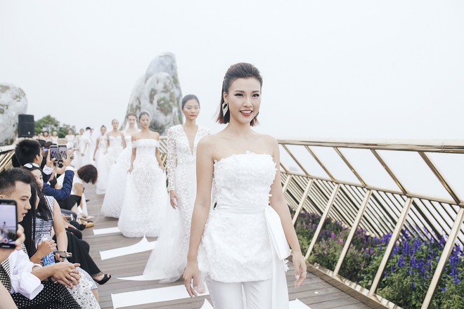 Dàn mỹ nhân Tháng năm rực rỡ diện váy mỏng trên độ cao 1.400m, cùng catwalk cho NTK Chung Thanh Phong - Ảnh 6.